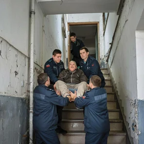 В многоэтажных домах без лифта, при весе больного до 100 кг