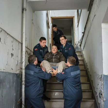 В многоэтажных домах без лифта, при весе больного до 100 кг